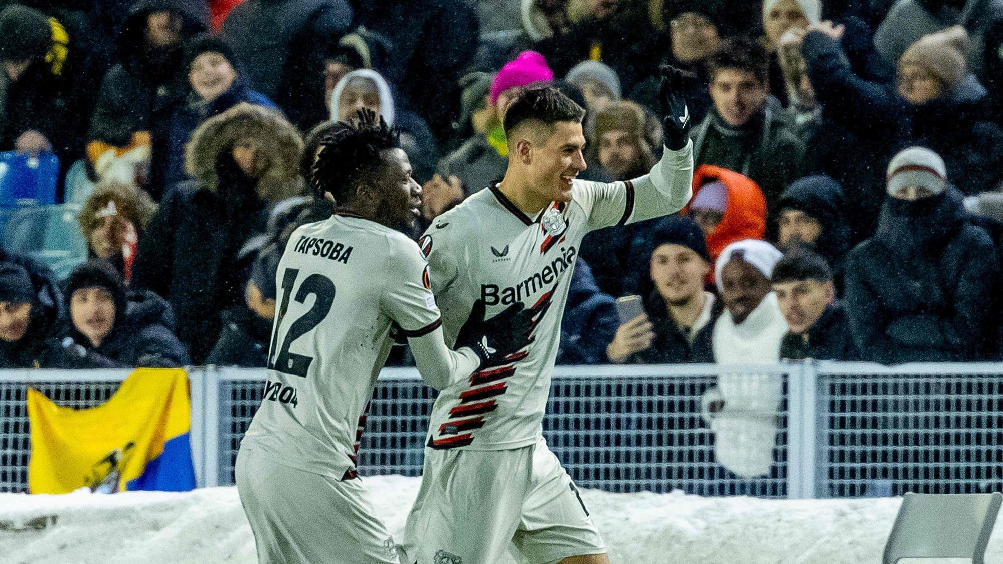Patrik Schick (R) freut sich über sein Tor.