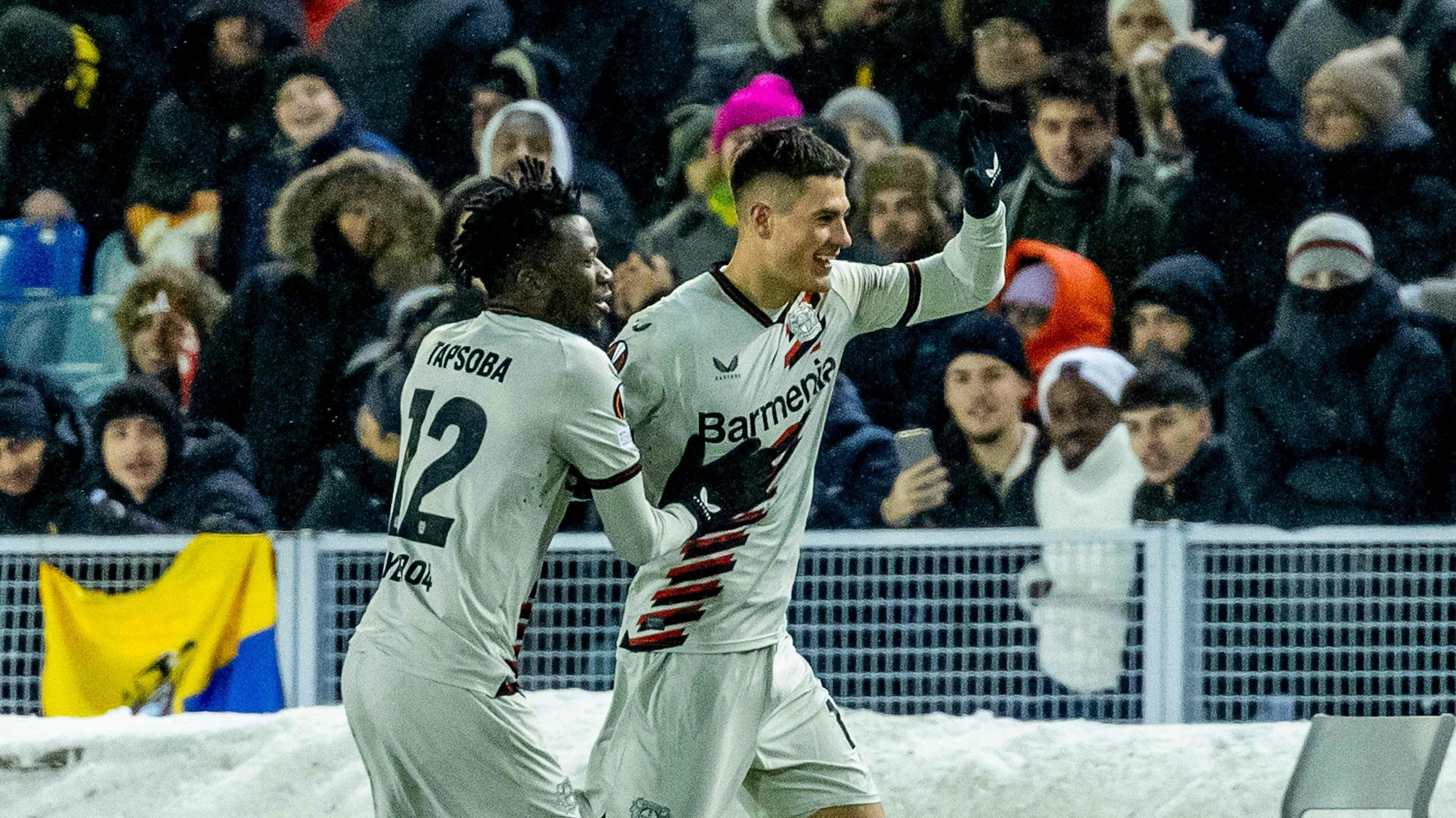 Patrik Schick (R) freut sich über sein Tor.