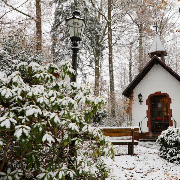 Kapelle im Wald und im Schnee