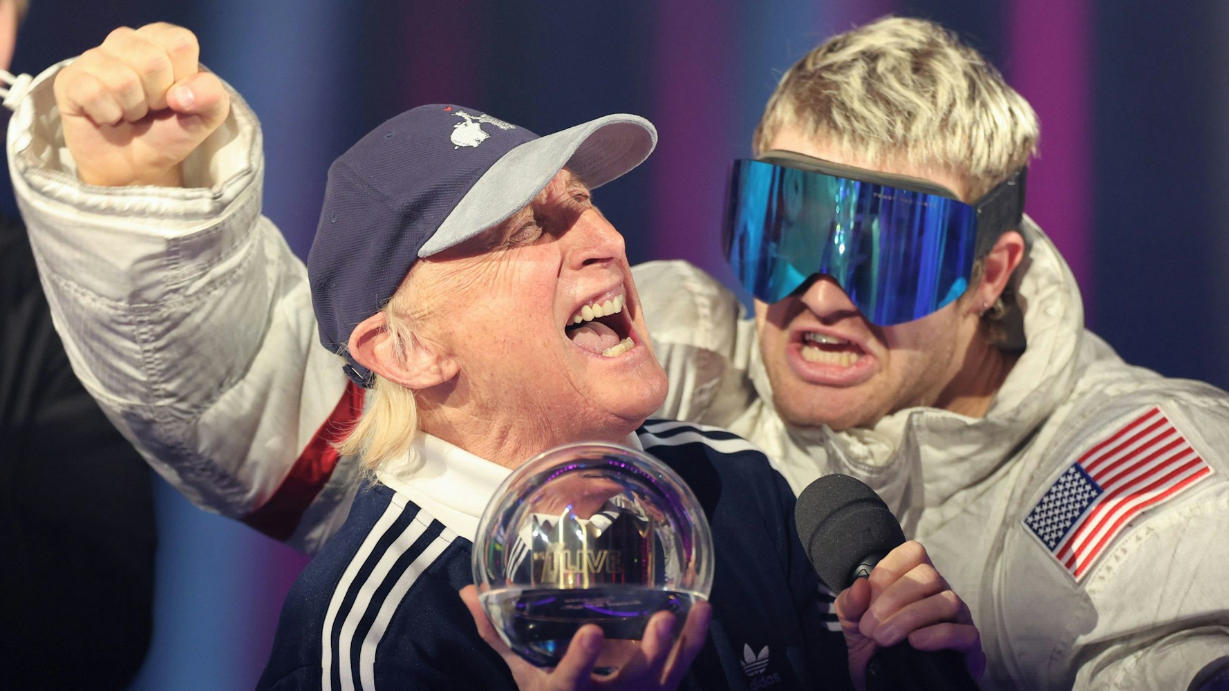 Ski Aggu (r) und Otto Waalkes freuen sich über ihren Preis "Bester Song" bei der Preisverleihung "1Live Krone" im Lokschuppen Bielefeld.