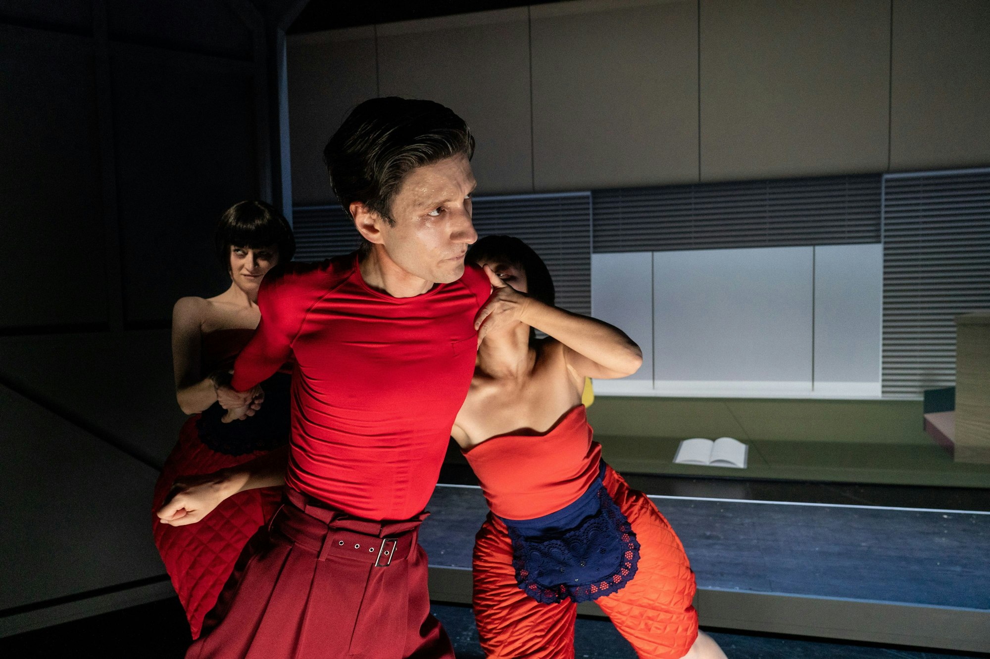 Josef K. (Alexander Angeletta) sucht Trost bei Frauen und Hilfe bei Ratgebern.