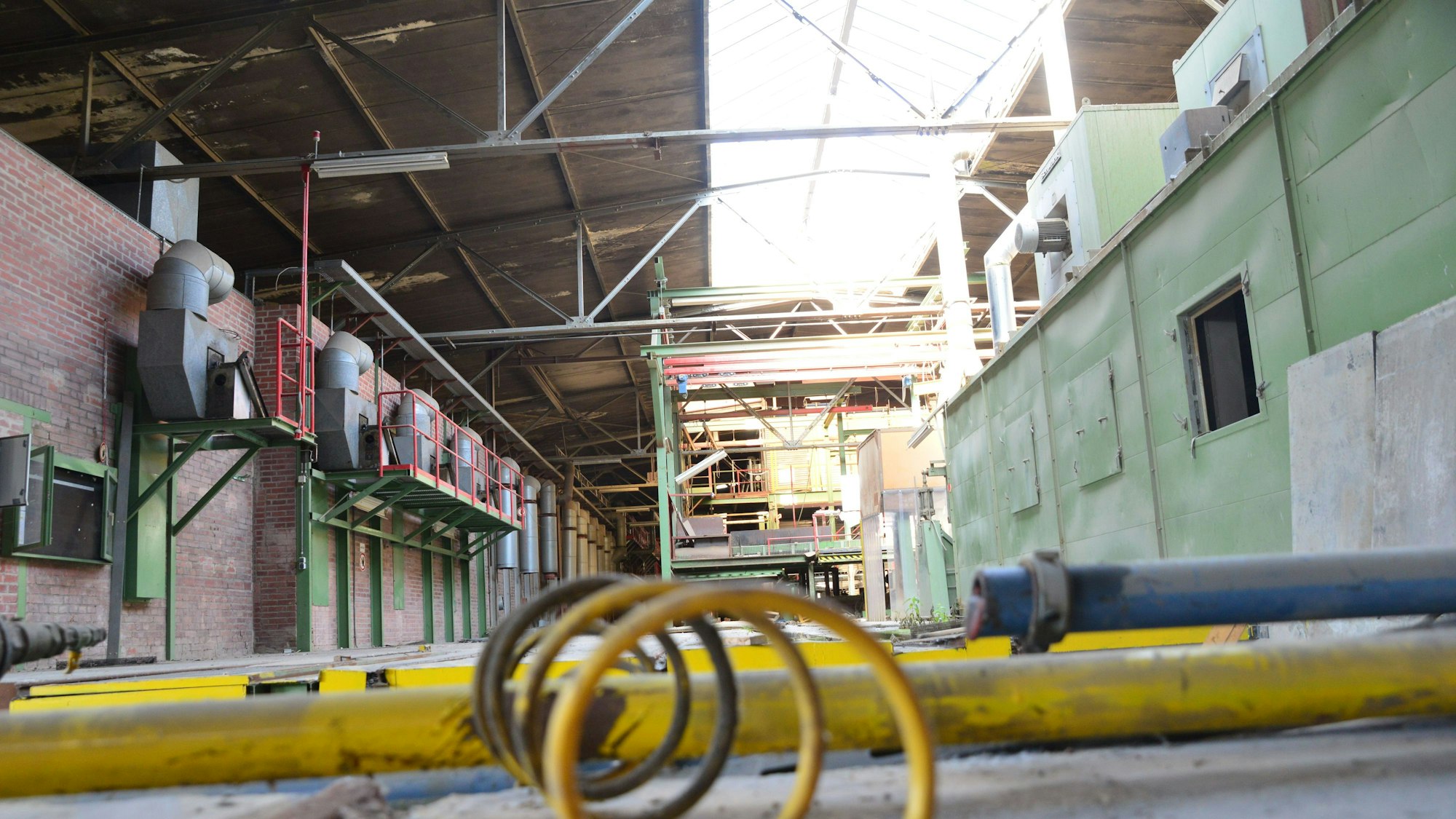 Auf dem Bild ist eine alte Werkhalle zu sehen