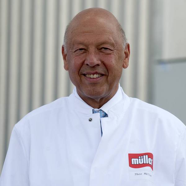 Molkerei-Milliardär Theo Müller vor einem Produktionsstandort der Marke Müllermilch. (Archivbild)