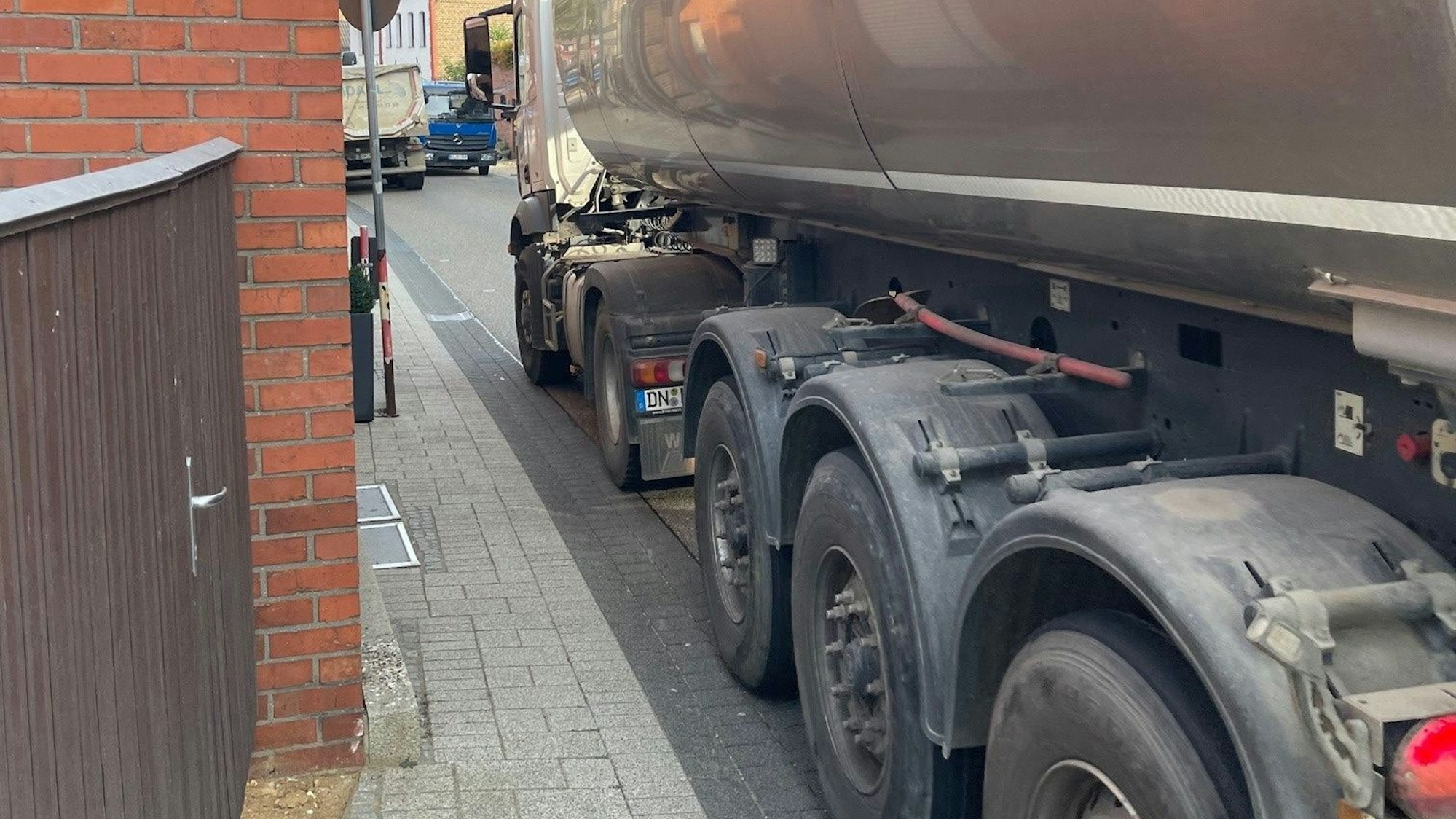 Lastwagen in einer engen Straße