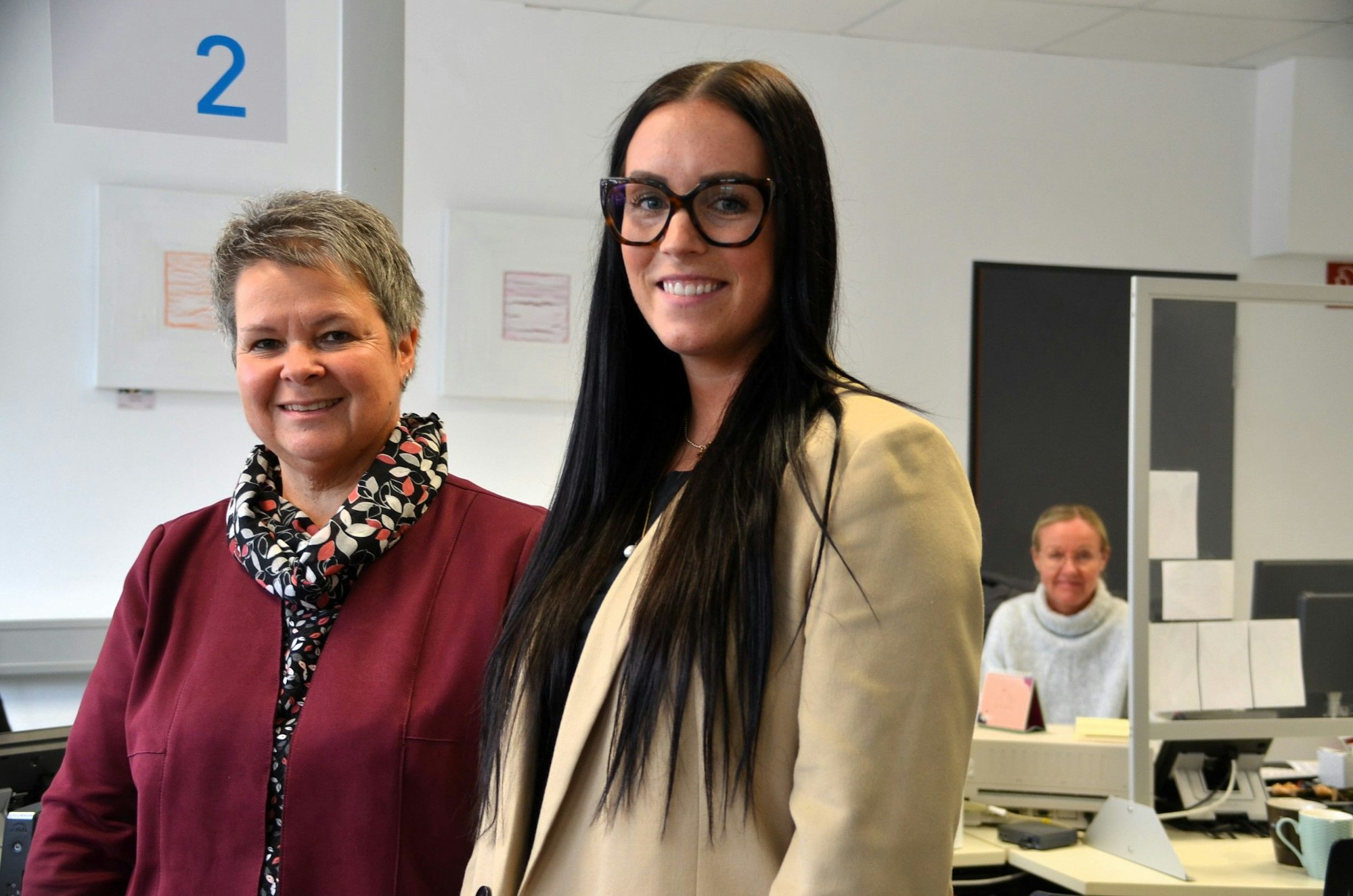 Kerstin Gipperich, Amtsleiterin beim Oberbergischen Kreis (l.), und Rica Sondermann, Fachserviceleitung Kfz-Zulassung und Führerscheinstelle beim Kreis Olpe, arbeiten zusammen.