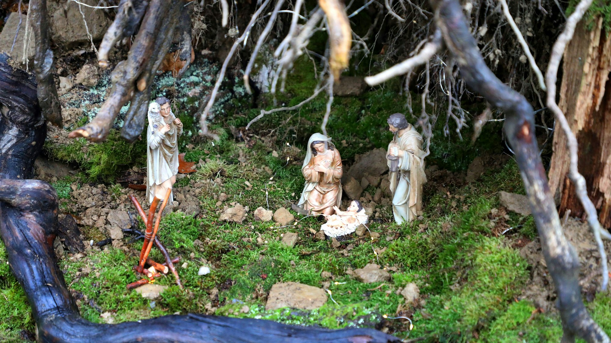 Im Wald oberhalb der Fatimakapelle wie auch in der Kapelle finden sich Szenen von Christi Geburt.