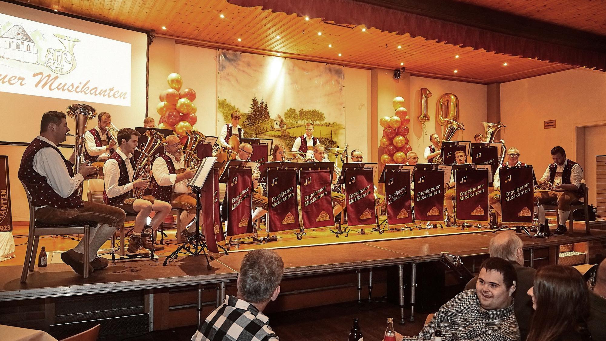 Das Foto zeigt die Engelgauer Musikanten bei ihrem Konzert auf der Bühne.