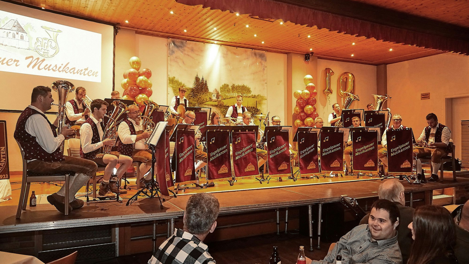 Das Foto zeigt die Engelgauer Musikanten bei ihrem Konzert auf der Bühne.