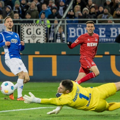 Dejan Ljubicic vom 1. FC Köln 7 sieht wie Darmstadts Torwart Marcel Schuhen seinen Schuss entschärft.