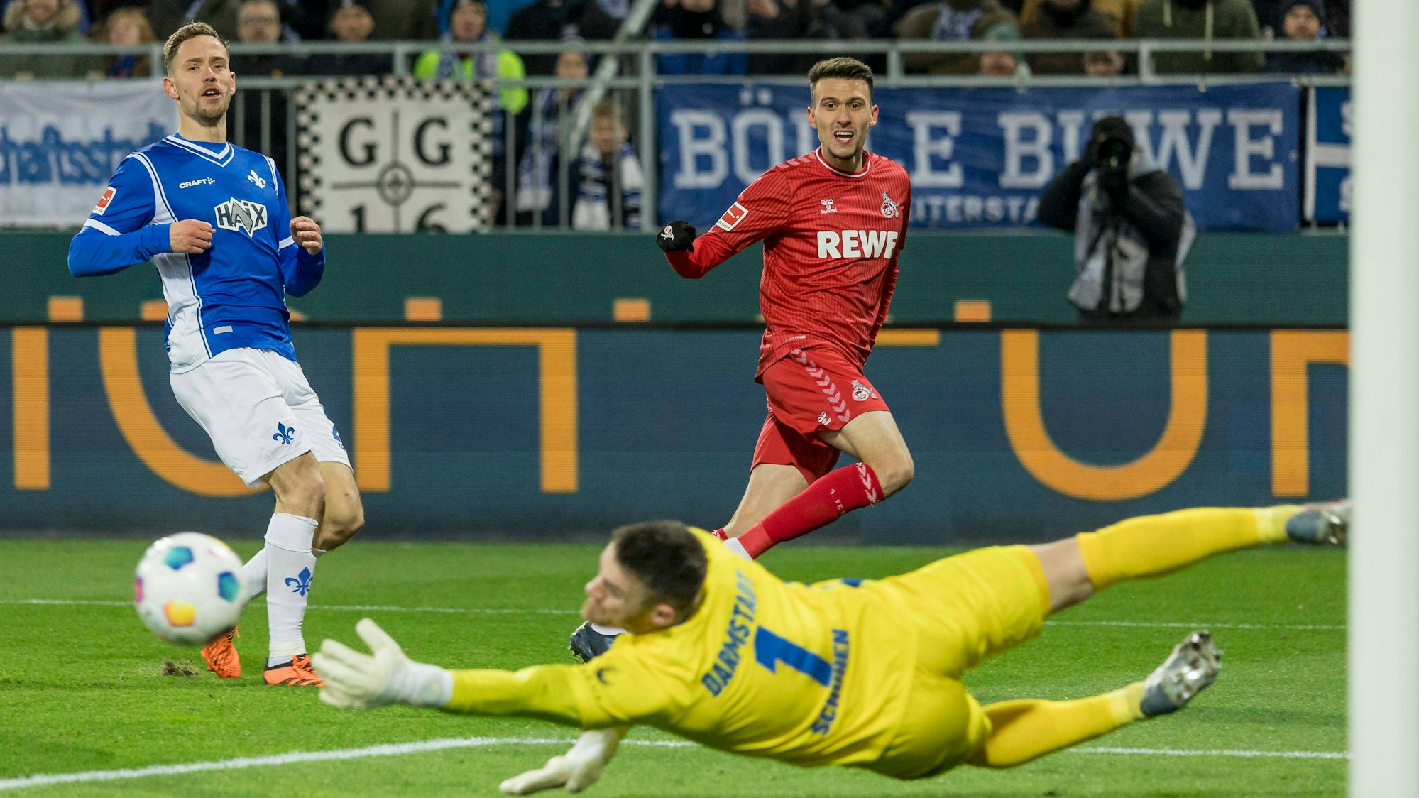 Dejan Ljubicic vom 1. FC Köln 7 sieht wie Darmstadts Torwart Marcel Schuhen seinen Schuss entschärft.