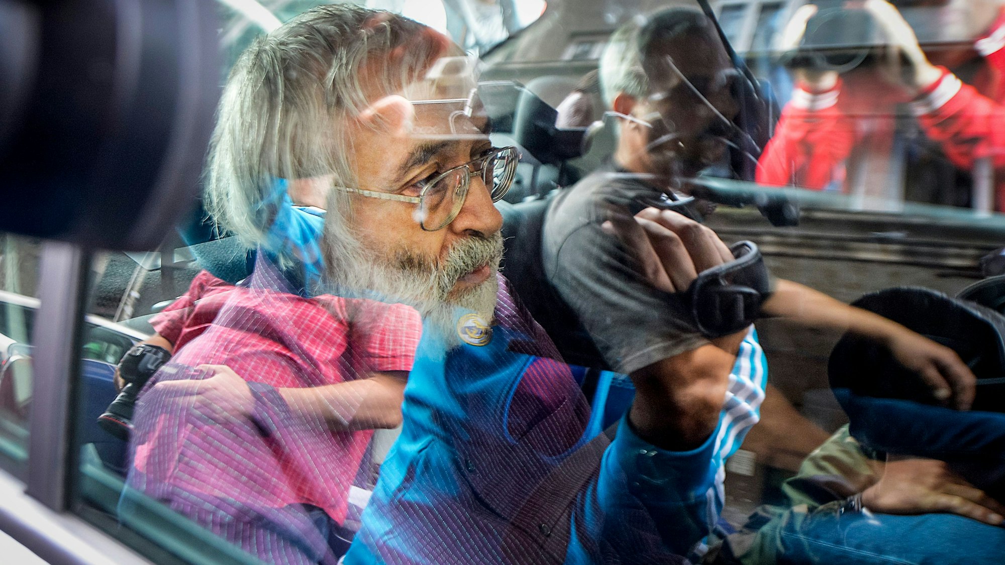 Der rumänische Yoga-Guru Gregorian Bivolaru, sitzt nach seiner Anhörung 2016 in Bukarest in einem Auto.