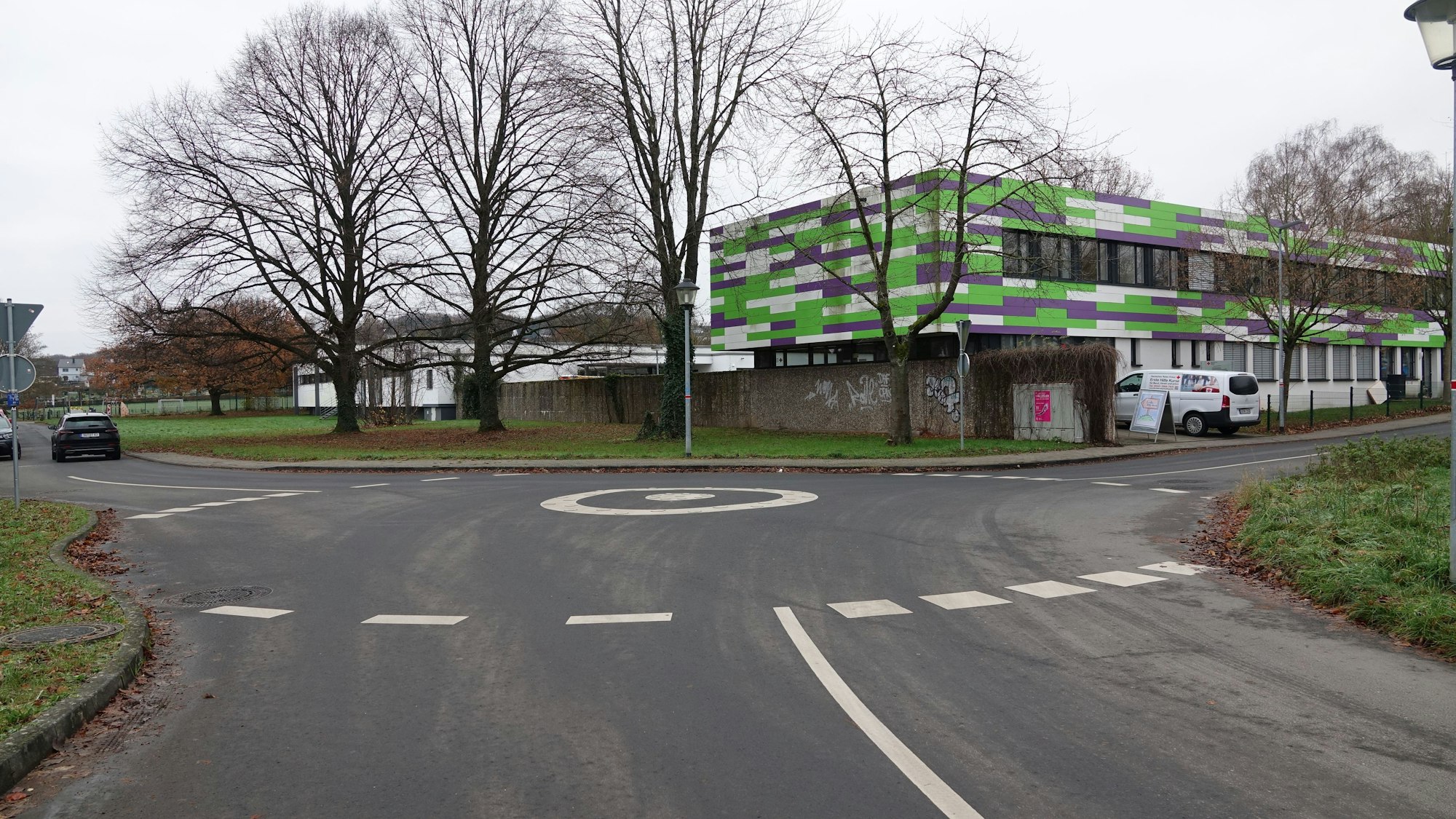 Der Ausschuss für Stadtgestaltung beriet über die Bebauungsplanung in Geistingen und ein zugehöriges Verkehrsgutachten. Der Schulhof der heutigen DRK-Landes- und früheren VESBE-Schule soll zu Parkzwecken geöffnet werden.