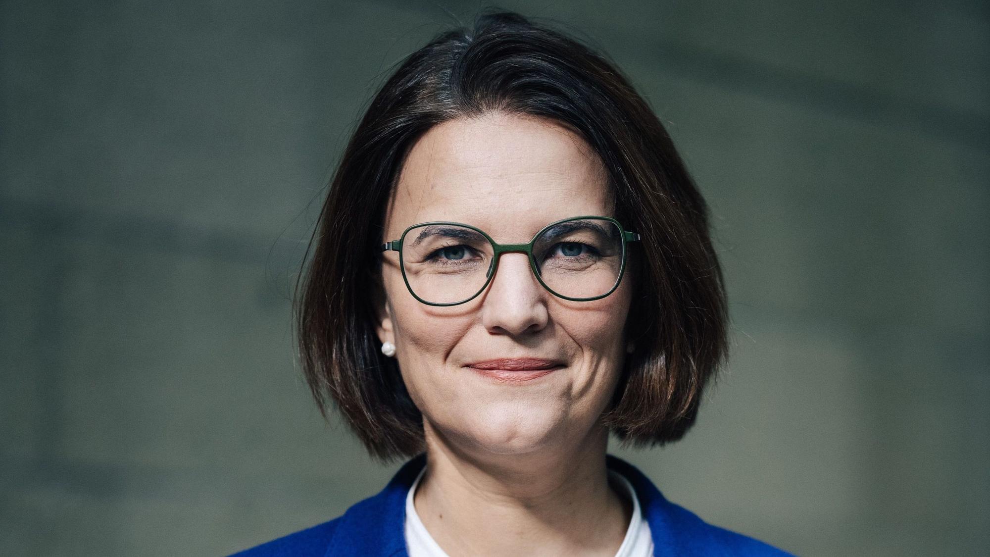 Dörte Diemert lächelt in die Kamera.