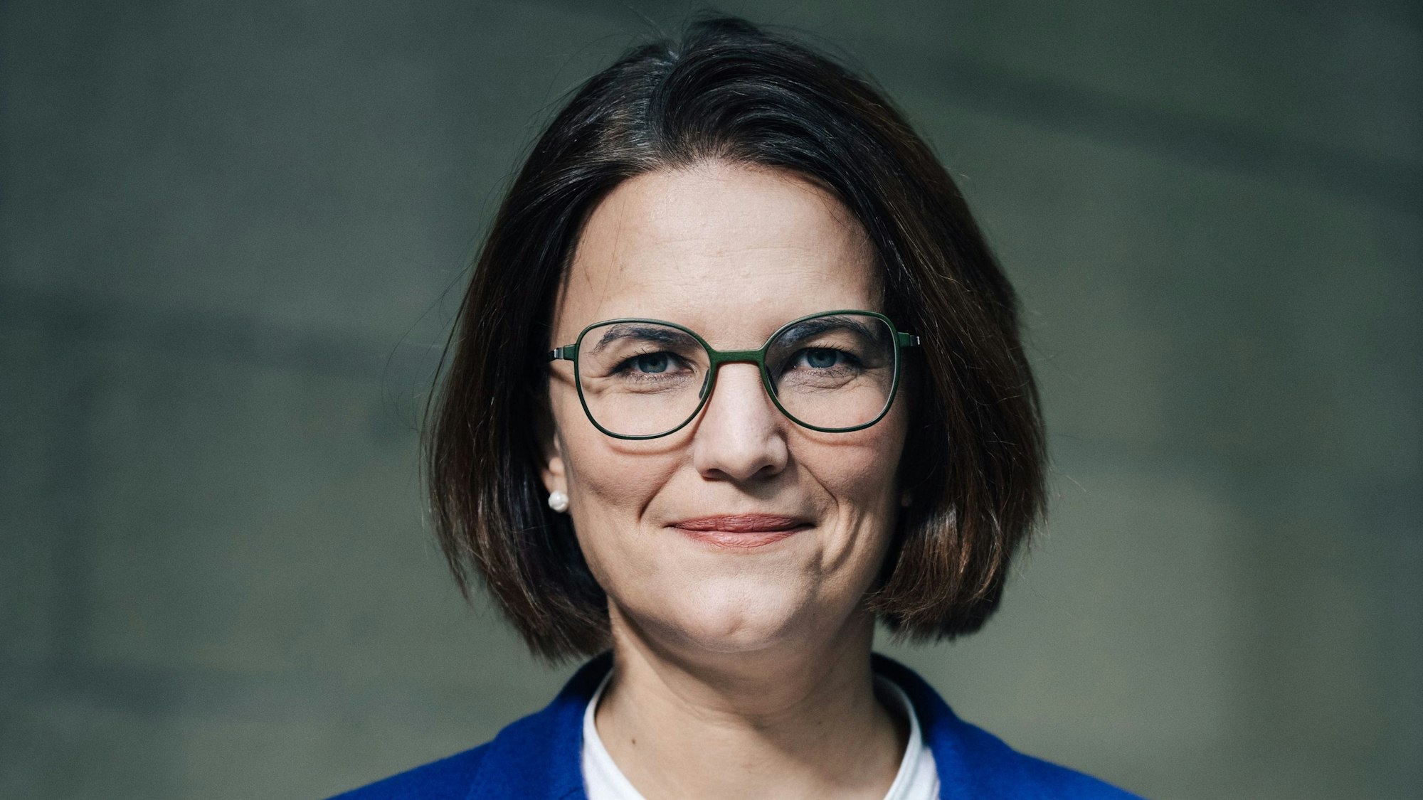 Dörte Diemert lächelt in die Kamera.