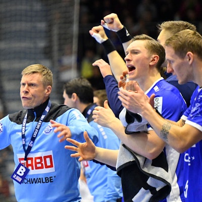 VfL-Trainer Gudjon Valur Sigurdsson schimpft mit ausgebreiteten Armena.