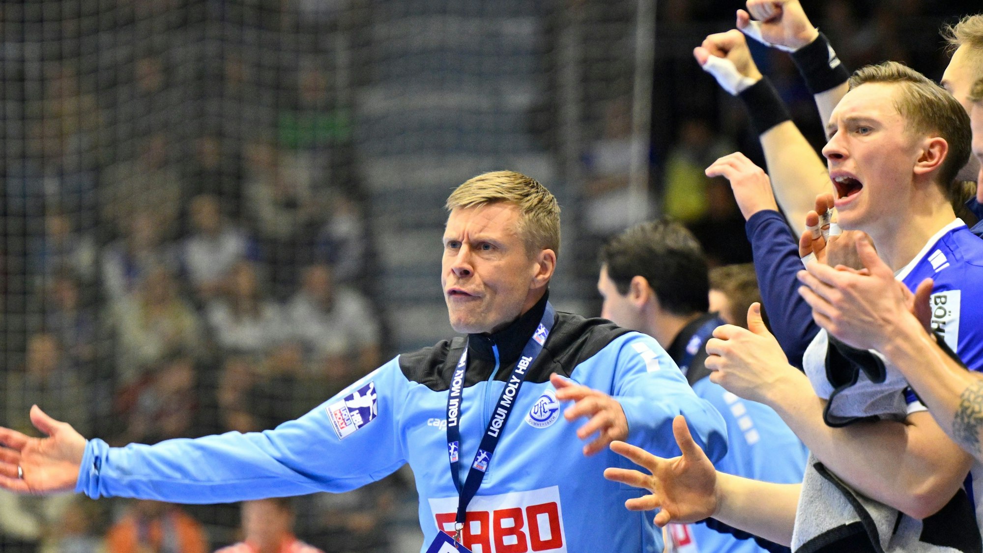 VfL-Trainer Gudjon Valur Sigurdsson schimpft mit ausgebreiteten Armena.