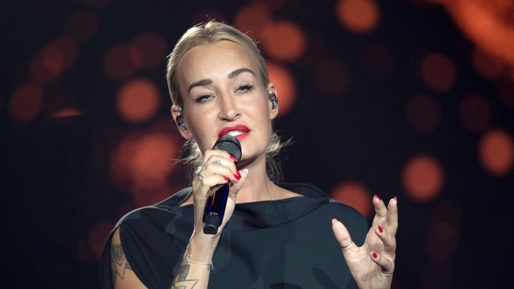 Sarah Connor steht auf der Bühne einer ARD-Benefizgala.