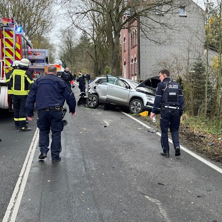 Ein beschädigtes Auto nach einem Unfall.