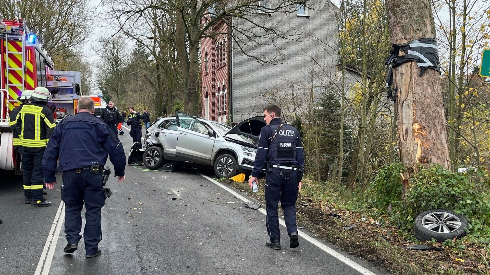 Ein beschädigtes Auto nach einem Unfall.