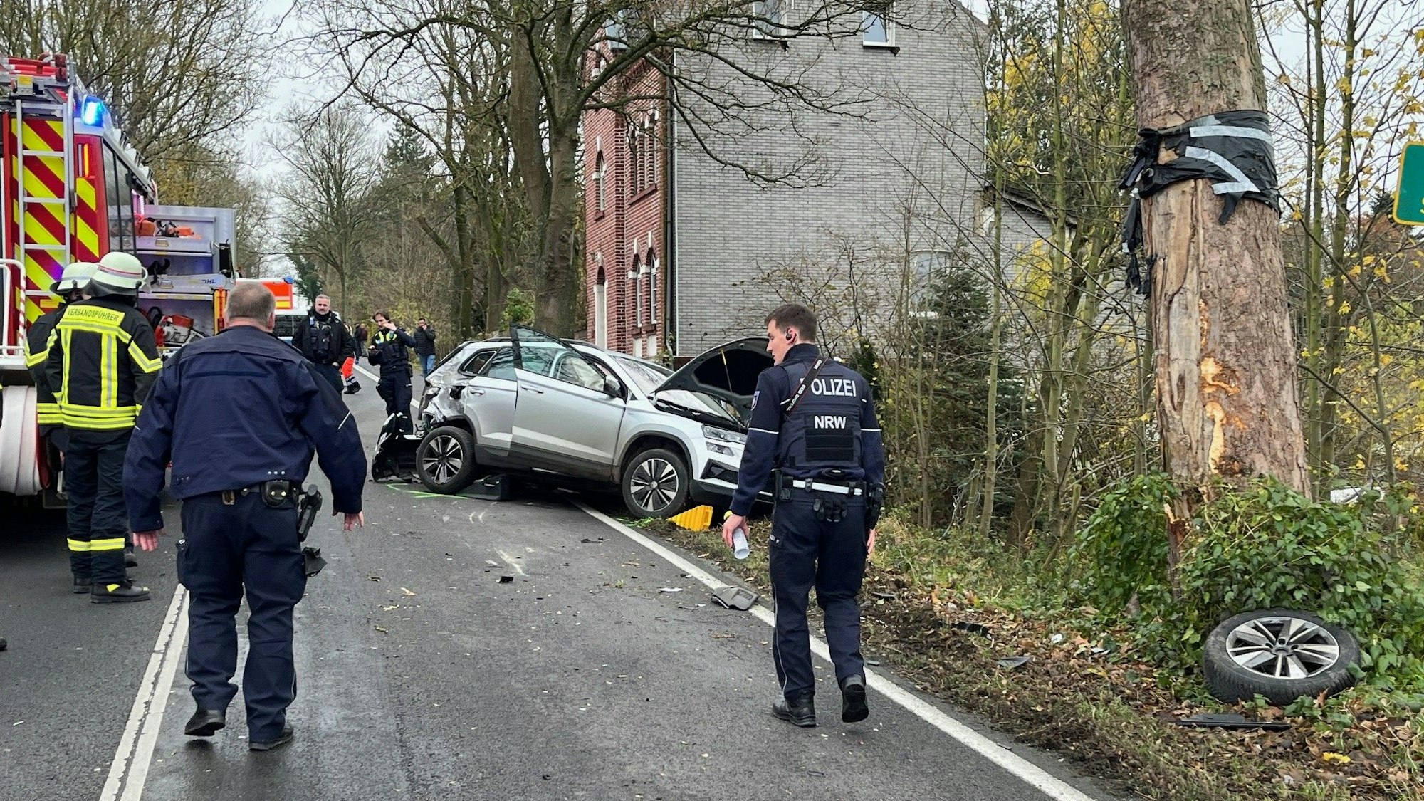 Ein beschädigtes Auto nach einem Unfall.