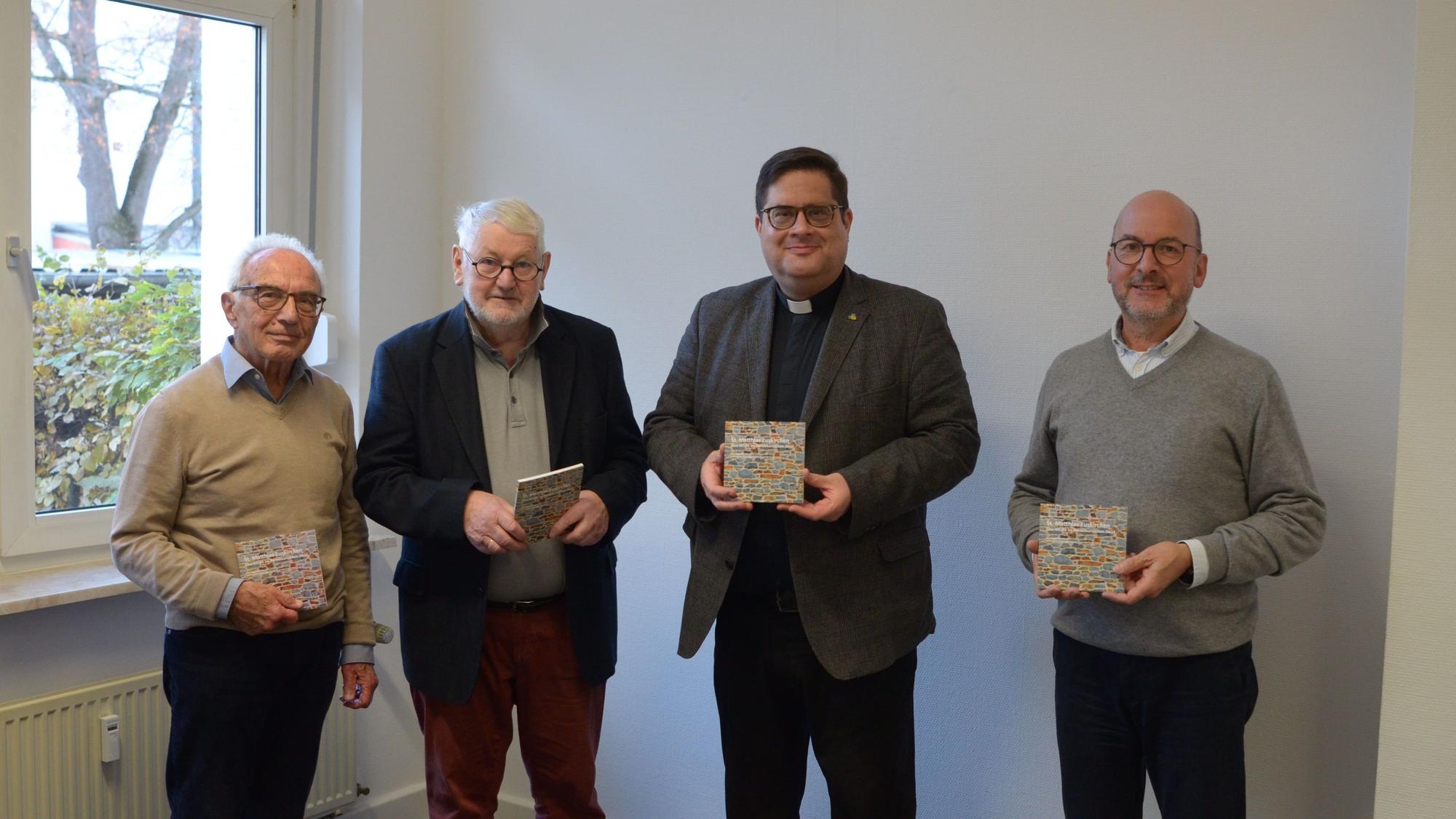 Die Autoren Dr. Reinhold Weitz (v.l.) und Ernst Werner, Pfarrer Tobias Hopmann und Fotograf Werner Jacobs stellten den Kirchenführer vor.