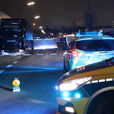 Ein Motorradfahrer ist bei einem schweren Verkehrsunfall in der Emil-Hoffmann-Straße in Köln-Hahnwald am Freitag, 1. Dezember, ums Leben gekommen.
