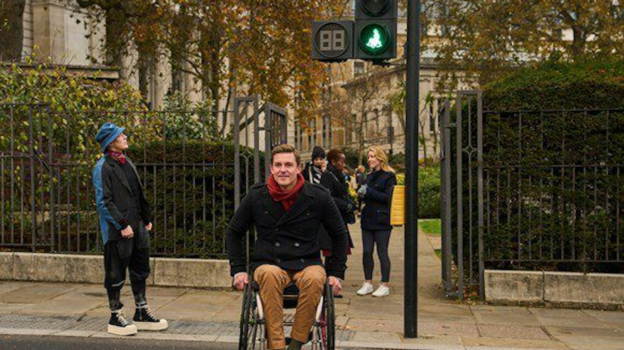 01.12.2023, Großbritannien, London: Von Transport for London (TfL) herausgegebenes Handout-Foto des Olympiasiegers im Rudern, Kapitän Pete Reed in Zusammenarbeit mit TfL bei der Einführung von Ampelsignalen für Rollstuhlfahrer. Foto: Tfl/PA Media/dpa +++ dpa-Bildfunk +++