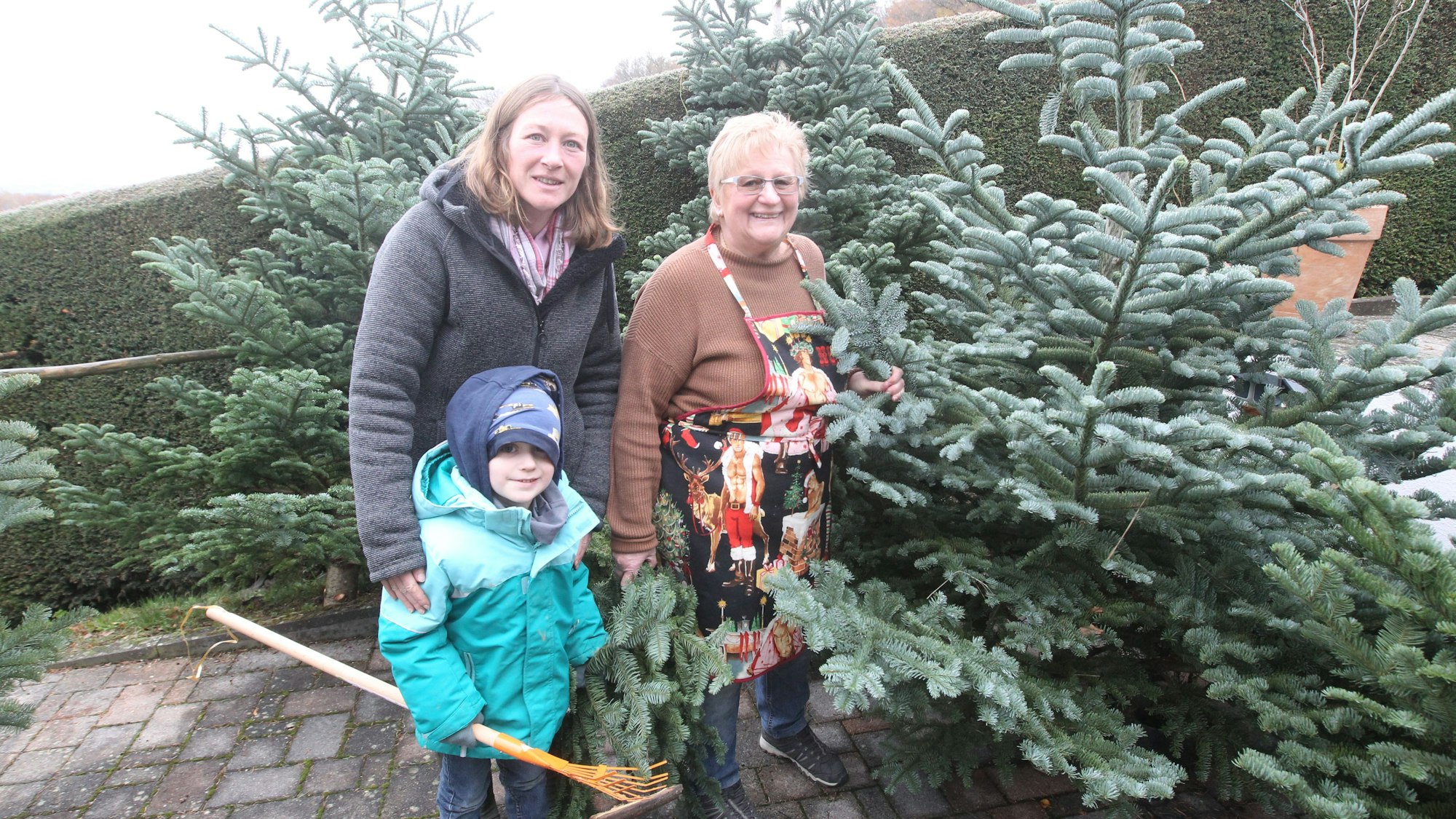 Senior-Chefin Marita Schneider (rechts) mit Tochter Corinna Schneider und deren Neffen Niklas Schneider vom Weihnachtsbaum-Verkauf Schneider in Lichtenberg.
