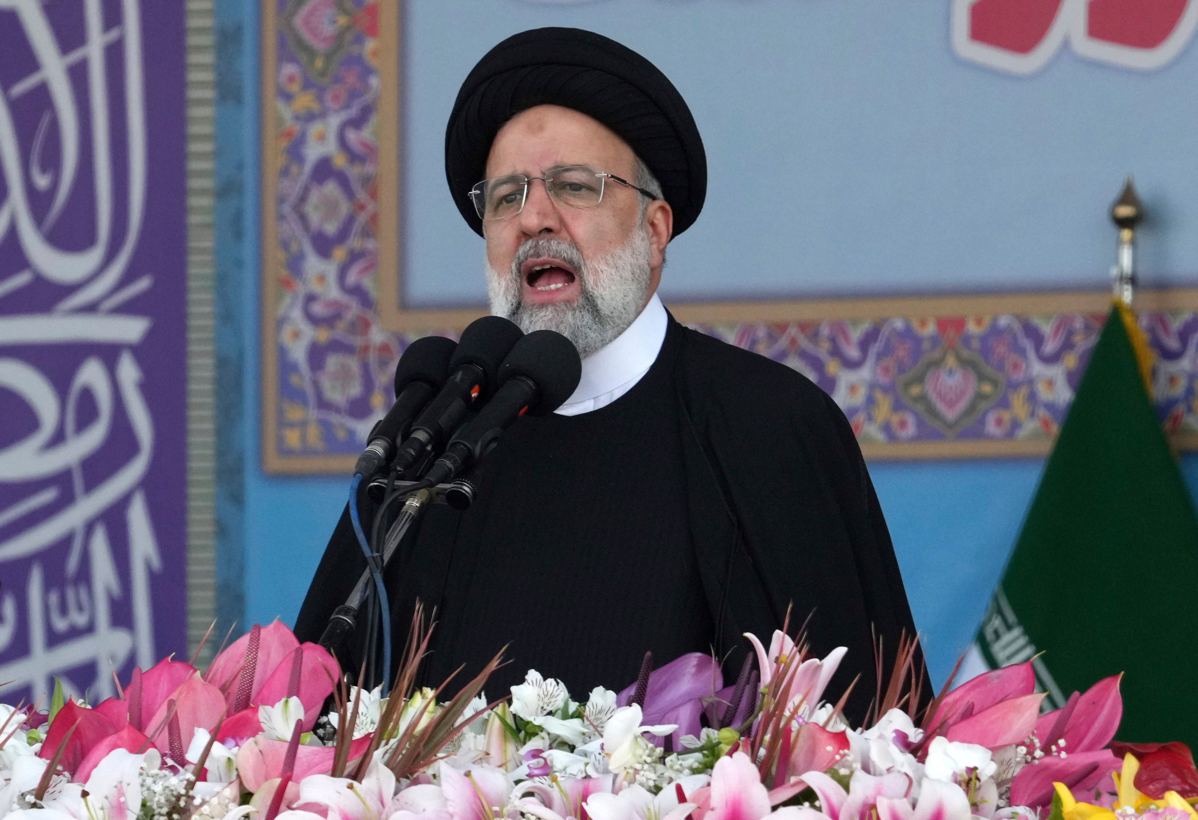 Ebrahim Raisi, der Präsident des Iran, spricht während der Parade zum Tag der Armee vor dem Mausoleum des verstorbenen Revolutionsgründers Ayatollah Khomeini.