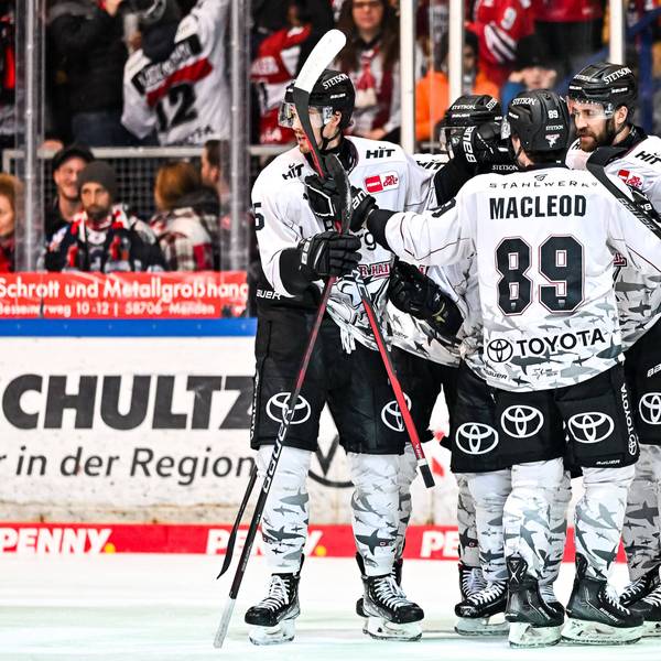 Die Spieler der Kölner Haie bejubeln ein Tor beim Sieg über Iserlohn.