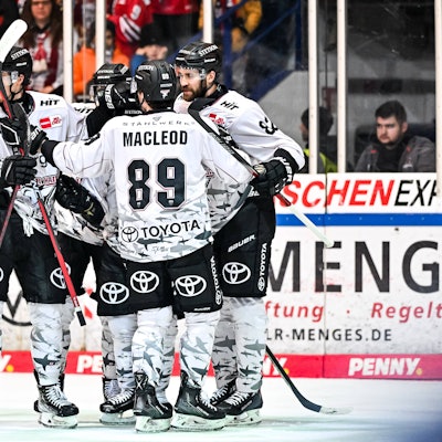 Die Spieler der Kölner Haie bejubeln ein Tor beim Sieg über Iserlohn.