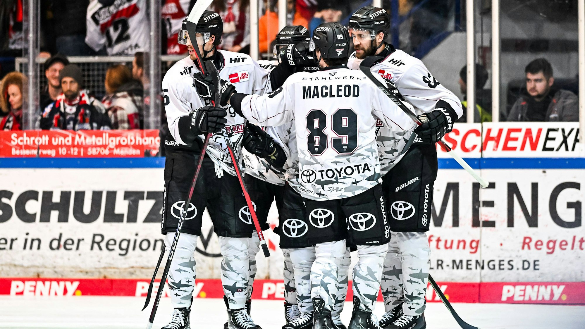 Die Spieler der Kölner Haie bejubeln ein Tor beim Sieg über Iserlohn.