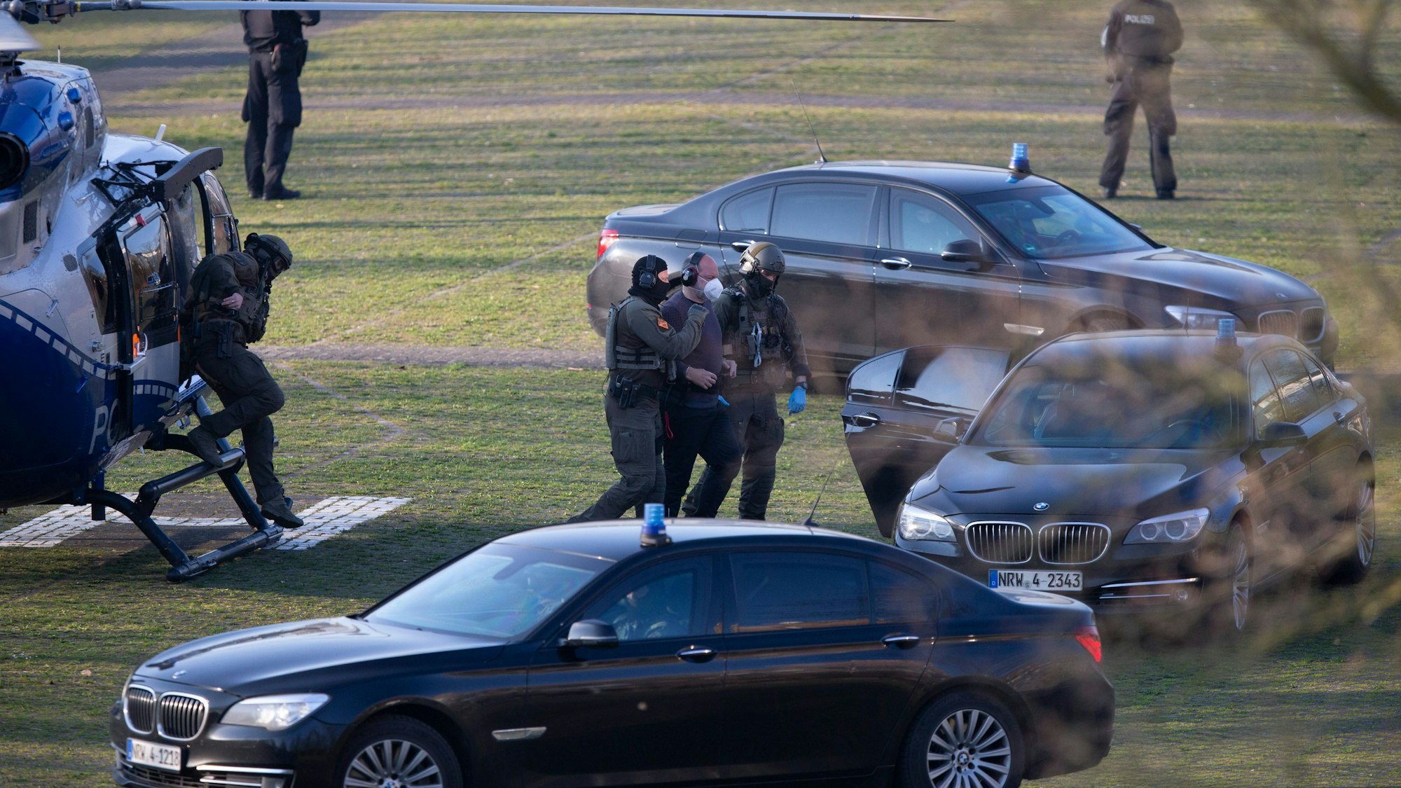 Der Hubschrauber, der Thomas Drach ans Justizzentrum bringt, landet auf dem Parkplatz, auf dem nun das Justizzelt gebaut wird.