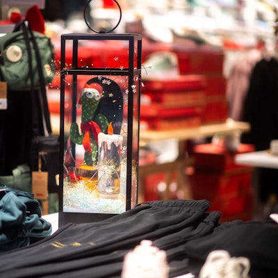 Das Bild zeigt die Laterne bei Sport Heidingsfelder. Sie ist mit einem Weihnachtskaktus ausgestaltet.