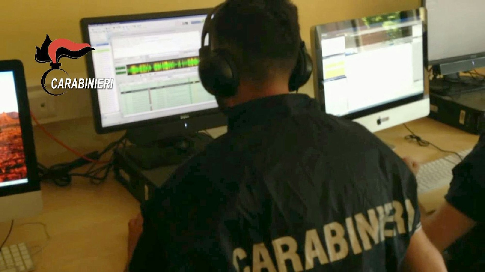 HANDOUT - Der Screenshot aus einem Video der italienischen Gendarmerie zeigt Carabinieri bei ihren Ermittlungen gegen den _Ndrangheta-Clan Farao-Marincola in Italien.