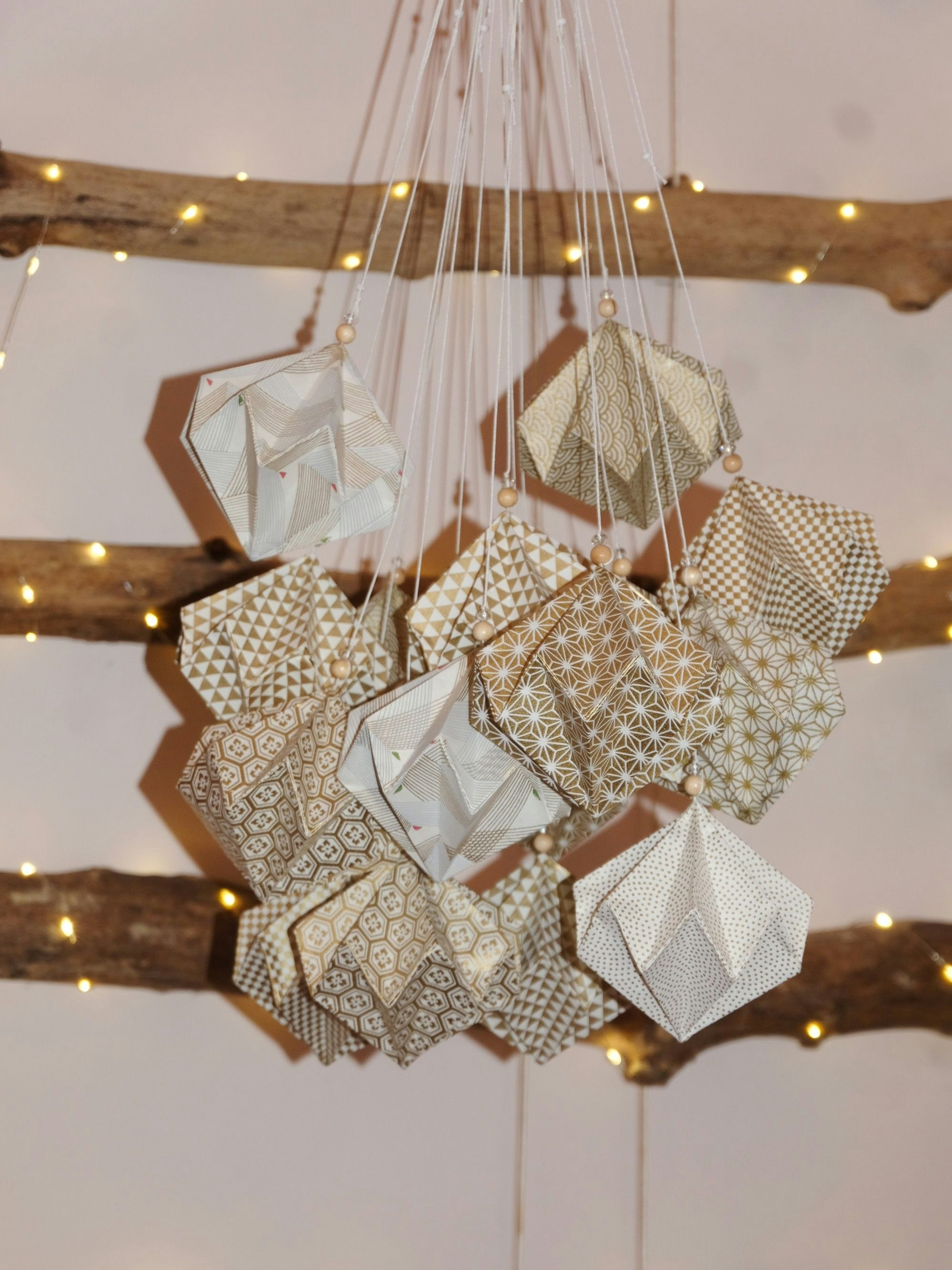 Papierbasteleien hängen von der Decke.