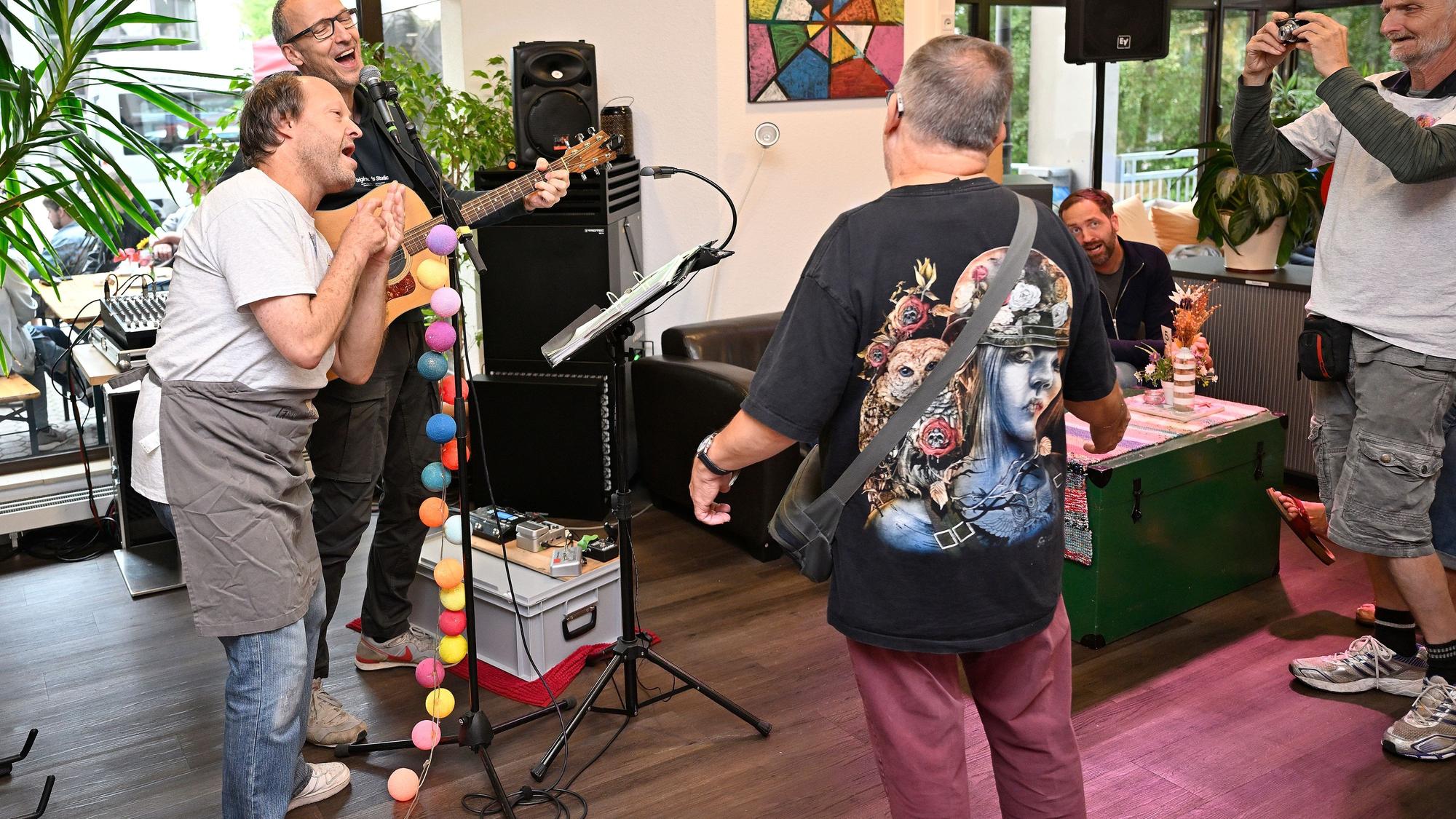 Drei Mitglieder einer Band machen Musik.