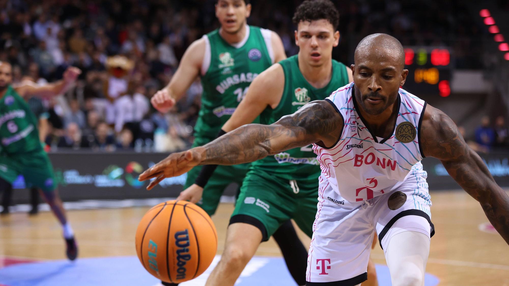 Bonns Ike Udanoh (vorne) kam in neun Spielen im Schnitt auf 3,3 Punkte und 4,4 Rebounds.