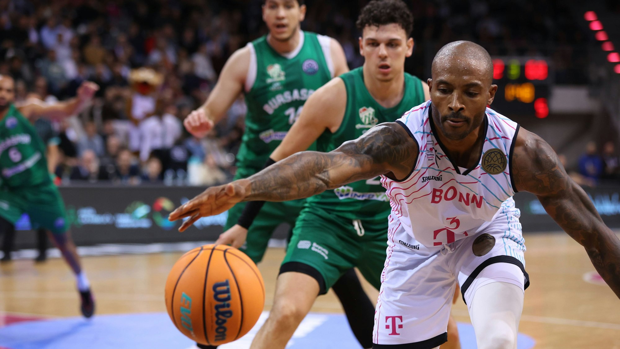 Bonns Ike Udanoh (vorne) kam in neun Spielen im Schnitt auf 3,3 Punkte und 4,4 Rebounds.