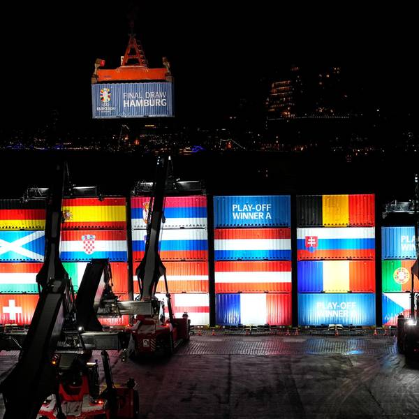 Umbau der Schiffscontainer in den Nationalfarben der Teams vor der Elbphilharmonie.
