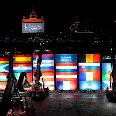 Umbau der Schiffscontainer in den Nationalfarben der Teams vor der Elbphilharmonie.