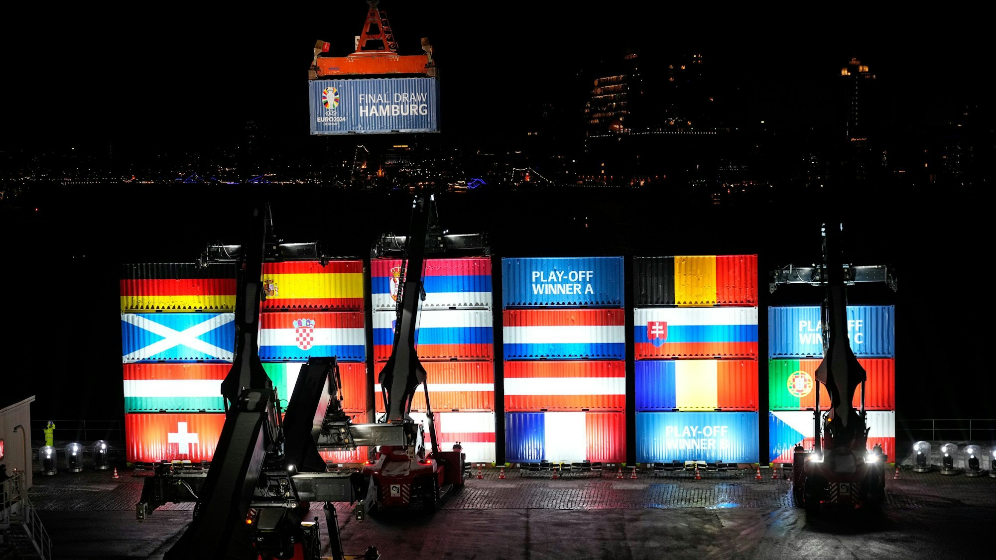 Umbau der Schiffscontainer in den Nationalfarben der Teams vor der Elbphilharmonie.