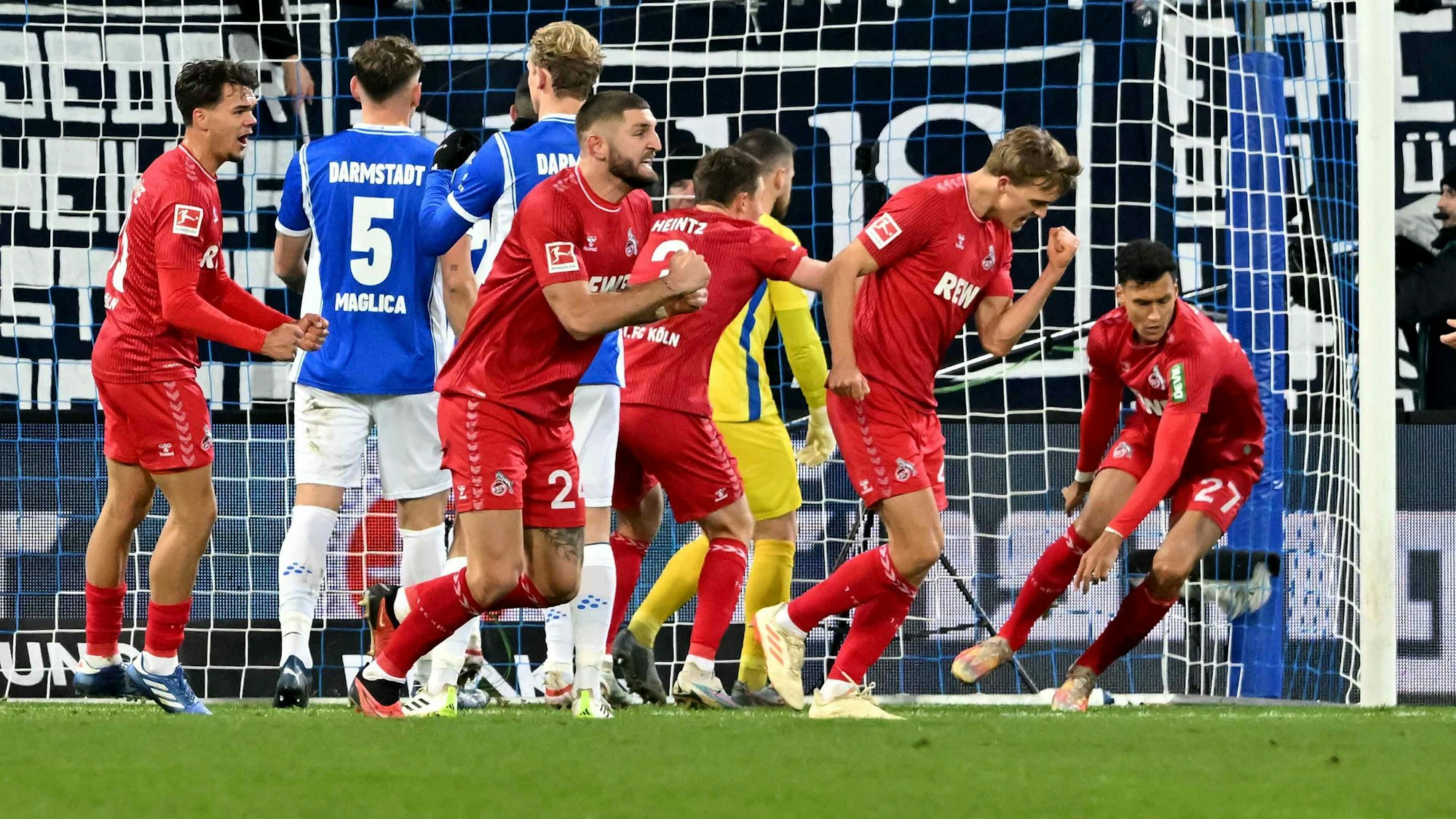 Moment der Entscheidung: Die Kölner jubeln nach dem 1:0-Siegtreffer von Davie Selke. Foto: Gerhard Schultheiß/Jan Huebner