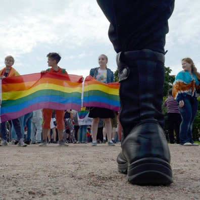 Menschen zeigen die Regenbogenfahne bei einer Pride-Parade im August 2017 in St. Petersburg. Russland hat die „LGBTQi-Bewegung“ am Donnerstag als „extremistisch“ verboten. Am Wochenende folgten Razzien in Schwulenbars in Moskau.