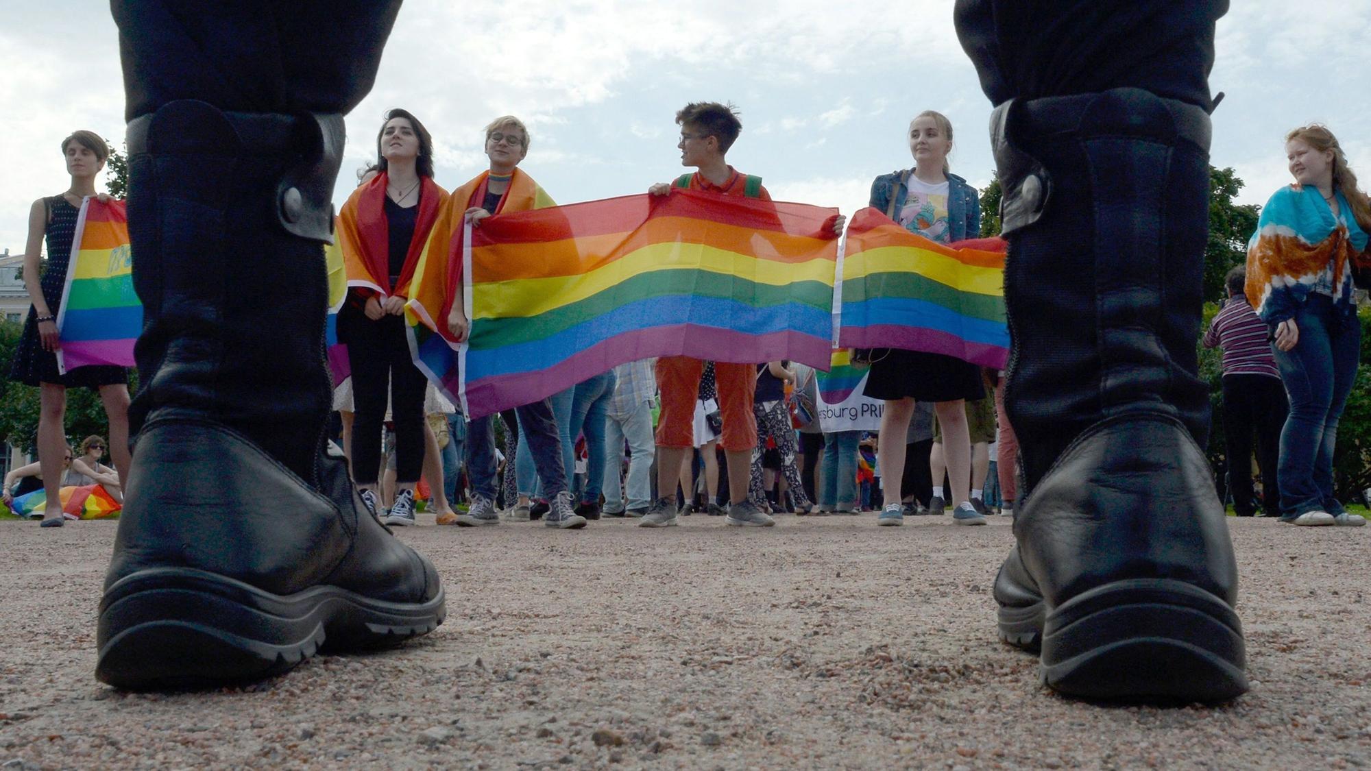 Menschen zeigen die Regenbogenfahne bei einer Pride-Parade im August 2017 in St. Petersburg. Russland hat die „LGBTQi-Bewegung“ am Donnerstag als „extremistisch“ verboten. Am Wochenende folgten Razzien in Schwulenbars in Moskau.