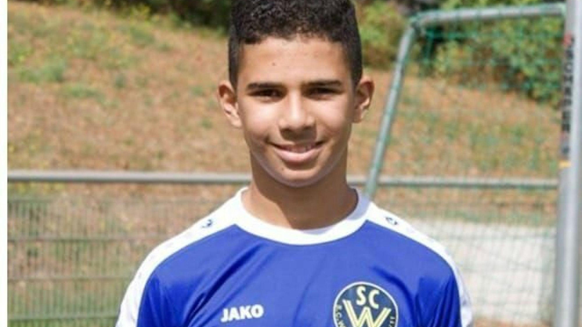 Ein jugendlicher Fußballer im blauen Trikot des SC West.