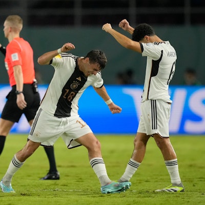 Bilal Yalcinkaya (l), aus Deutschland und Fayssal Harchaoui, aus Deutschland, jubeln.