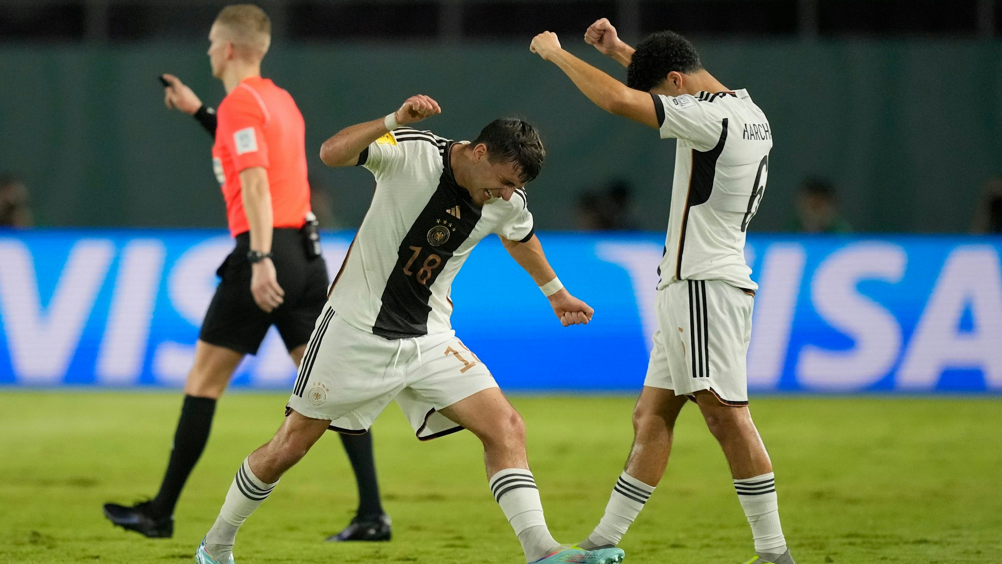 Bilal Yalcinkaya (l), aus Deutschland und Fayssal Harchaoui, aus Deutschland, jubeln.