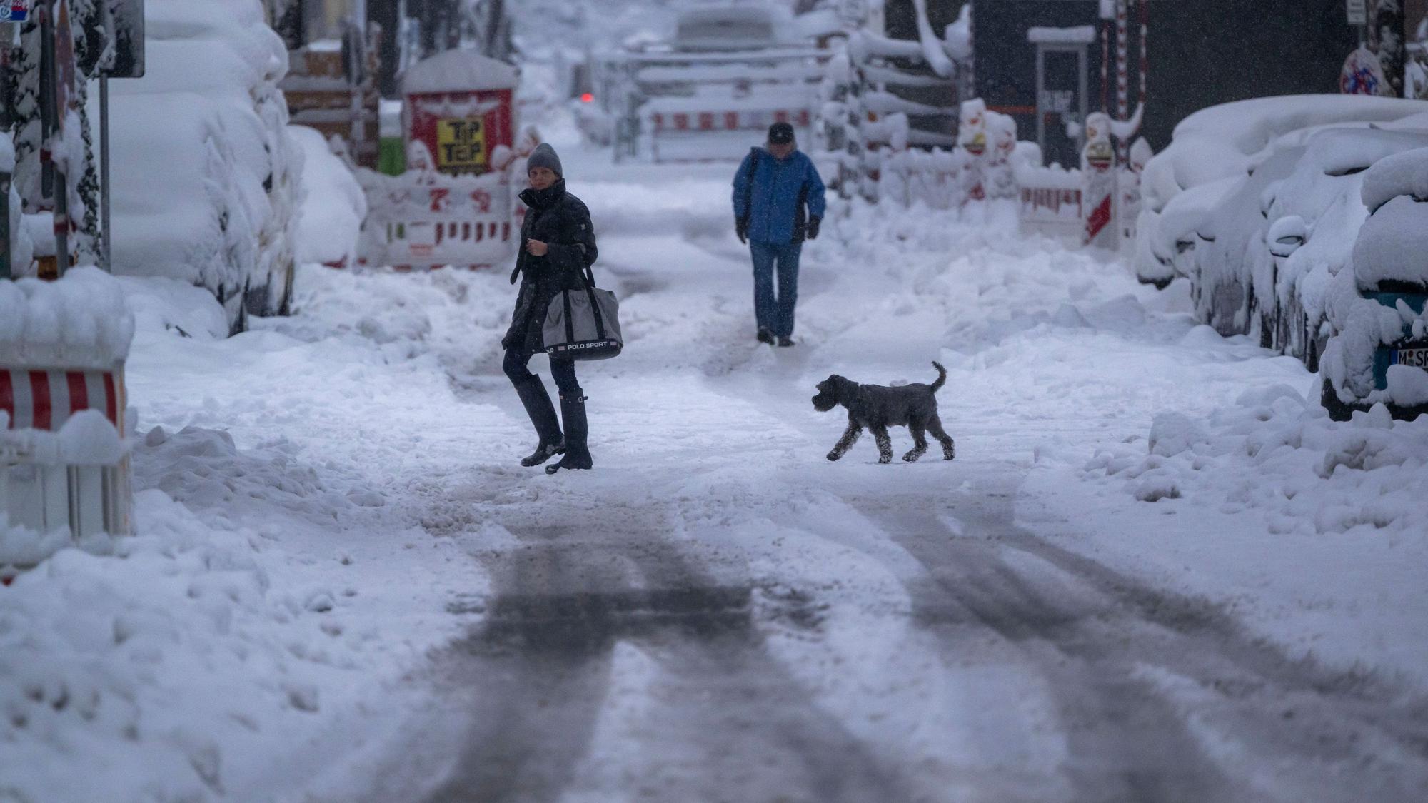 02.12.2023, Bayern, München: Schneemassen liegen in den Straßen der bayerischen Landeshauptstadt. Schnee und Eis haben im Süden Bayerns auf den Straßen und bei der Bahn für Chaos gesorgt. Foto: Peter Kneffel/dpa +++ dpa-Bildfunk +++