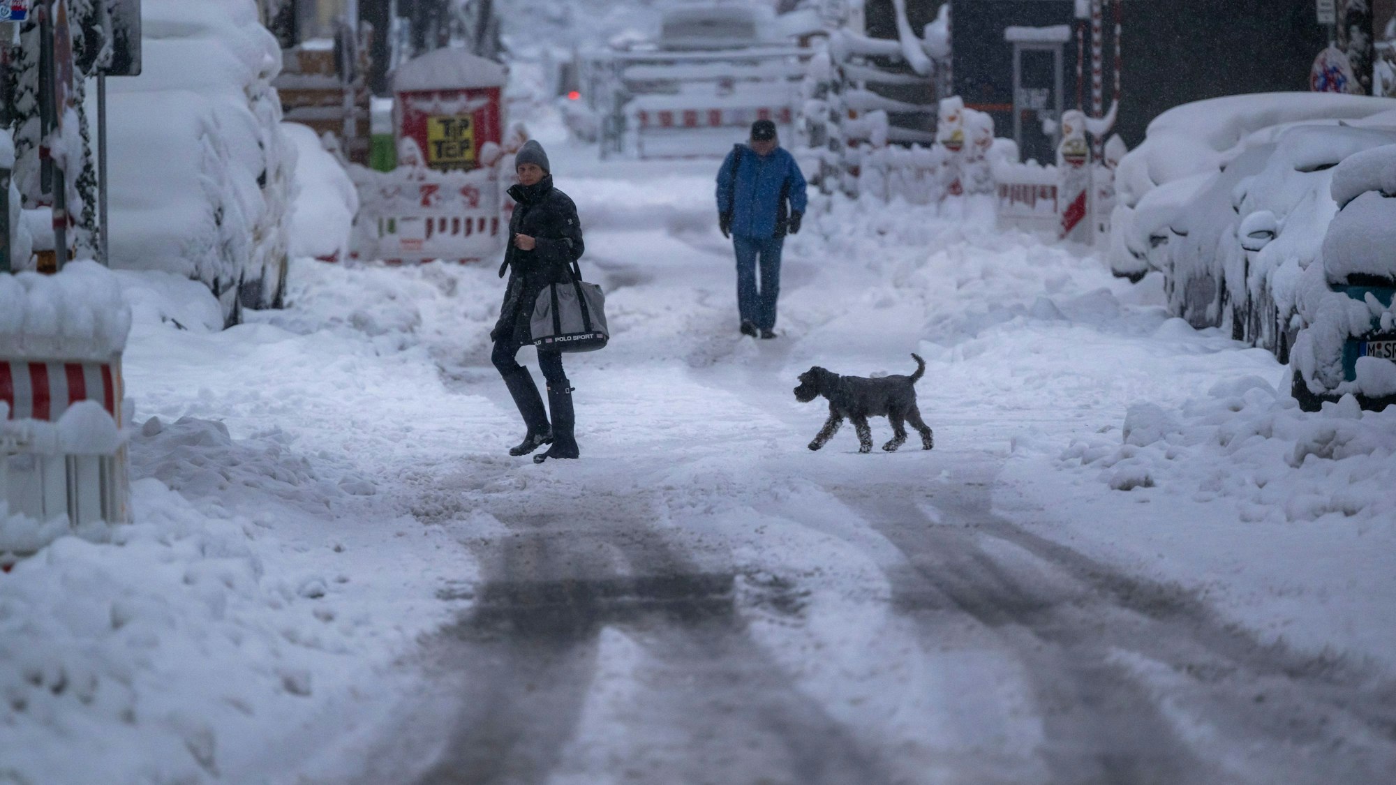 02.12.2023, Bayern, München: Schneemassen liegen in den Straßen der bayerischen Landeshauptstadt. Schnee und Eis haben im Süden Bayerns auf den Straßen und bei der Bahn für Chaos gesorgt. Foto: Peter Kneffel/dpa +++ dpa-Bildfunk +++